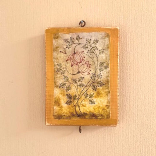 Handbeschilderd sacred panel met bloemen met aan de boven- en onderkant een haakje o m het aan de wand te hangen.