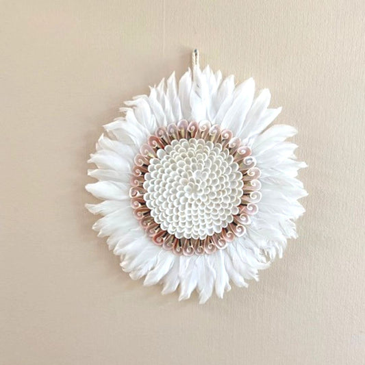 Wandhanger Witte Veren met Roze Schelpen 35 cm