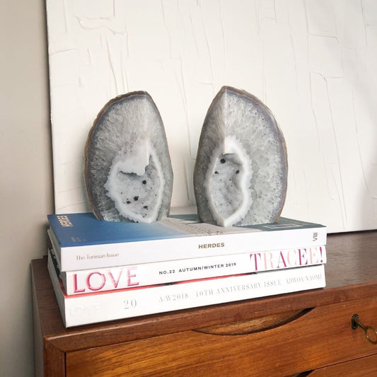 Agaat edelstenen met schiterrende kristallen aan de binnenkant. Los of als set te verkrijgen. Leuk om te gebruiken als boekensteun