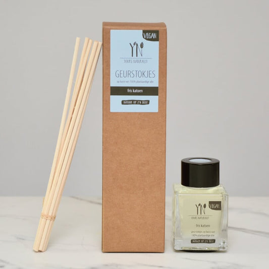 Geurstokjes Fris katoen die zorgen voor een verkwikkende en frisse geur in huis. Het wordt geleverd in 50ml flesje met een bundel rotan stokjes