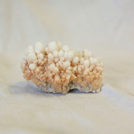 Prachtig cluster wit aragoniet met mooie kristallen en bolletjes