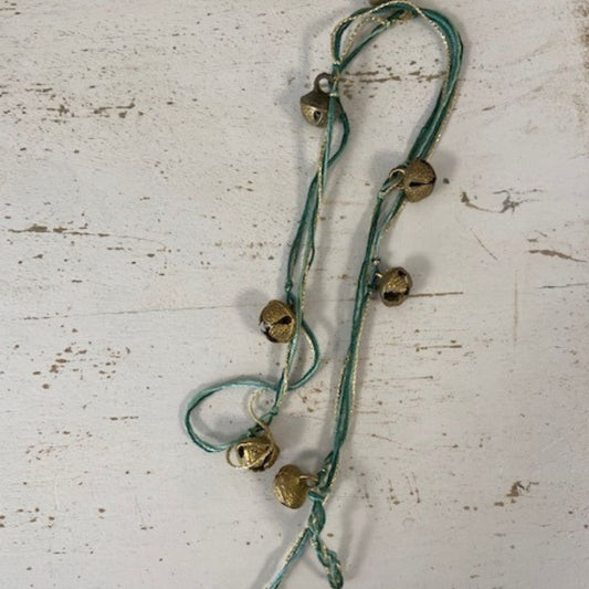 Slinger met Belletjes Goud met groen en gouden draad.