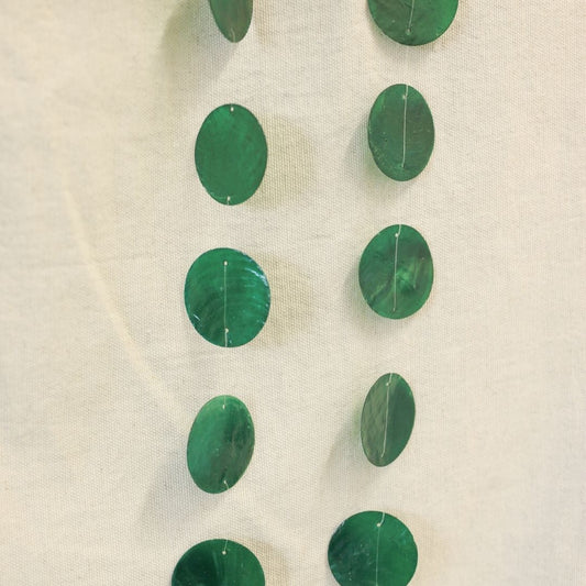 Schelpenslinger met groene ronde capiz schelpen.