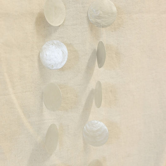 Schelpenslinger met witte capiz schelpen