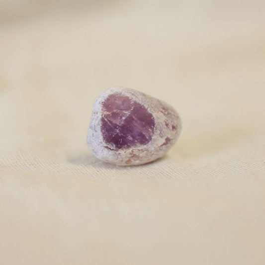Amethist Ema egg die aan de ene zijde gepolijst is en aan de andere kant ruw. De ruse kant lijkt net alsof het in de poedersuiker is gedoopt.