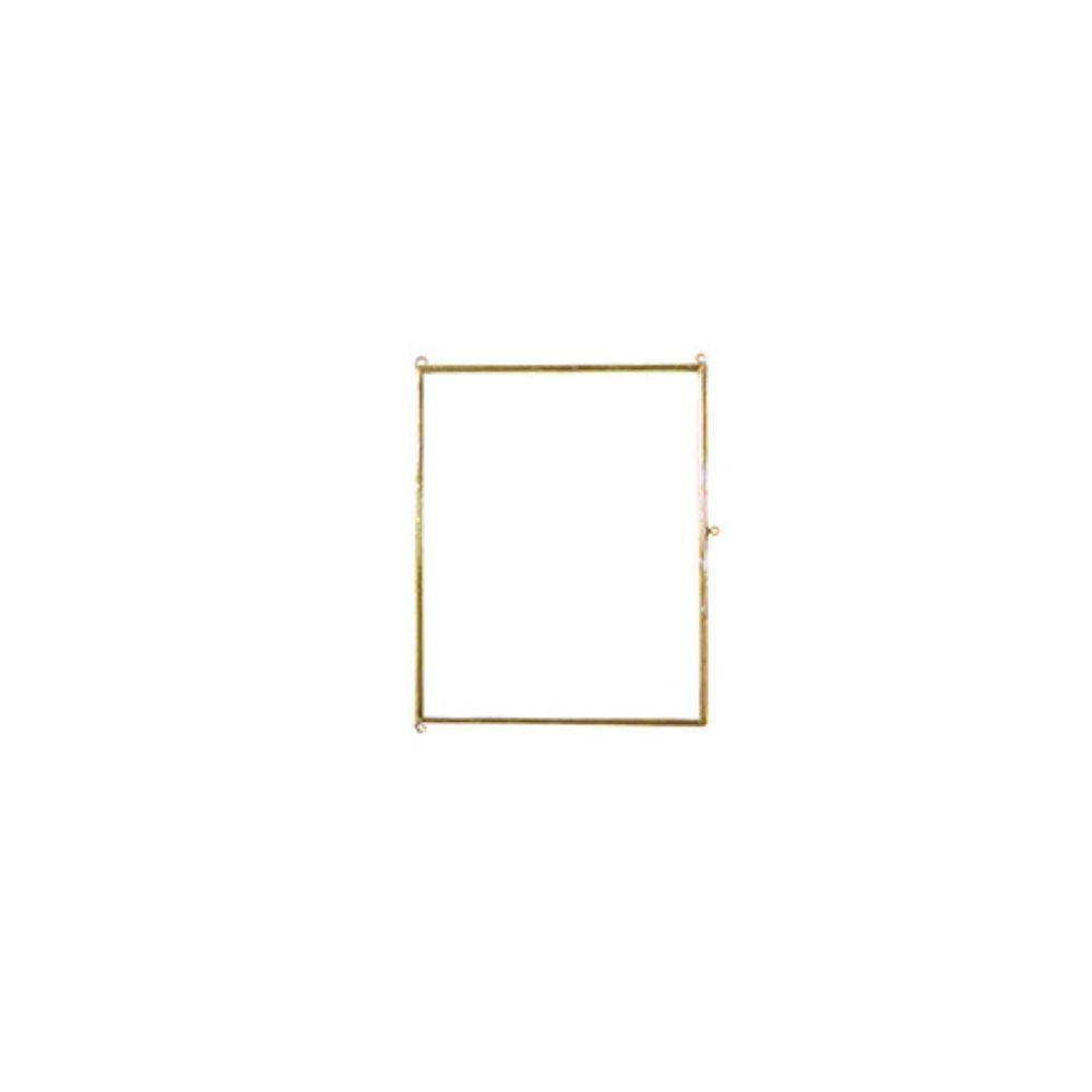 Goud fotolijstje van glas om 1 foto in te kunnen bewaren en op te hangen. Hier ziten 3 oogjes aan om het fotolijstje zowel horizontaal als verticaal te kunnen ophangen.
