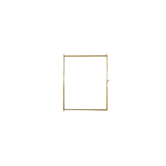 Goud fotolijstje van glas om 1 foto in te kunnen bewaren en op te hangen. Hier ziten 3 oogjes aan om het fotolijstje zowel horizontaal als verticaal te kunnen ophangen.
