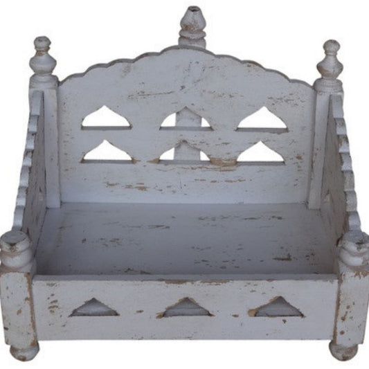 Altaartje van teakhout in het wit van het merk Otentic met prachtige details. Het is een soort open tempel waar je kaarsen, foto's en edelstenen in kunt bewaren