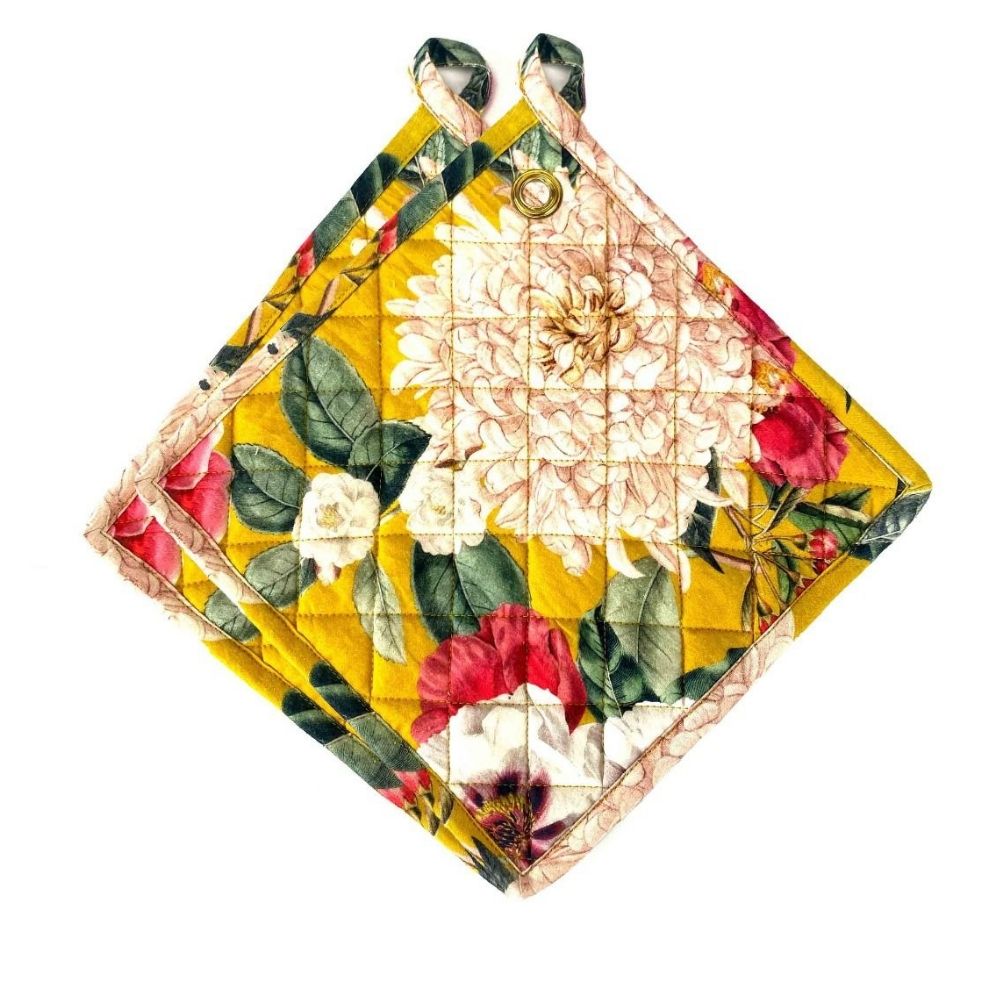 Vrolijke gebloemde pannenlappen in het oker.