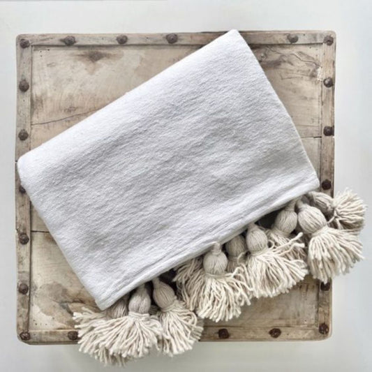 Marokkaanse Plaid Ecru met zandkleurige PomPoms 140 x 180 cm