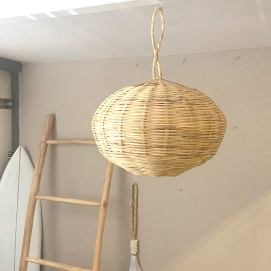 Rieten lamp handgemaakt in Marrokko. Het heeft de vorm van een ufo.