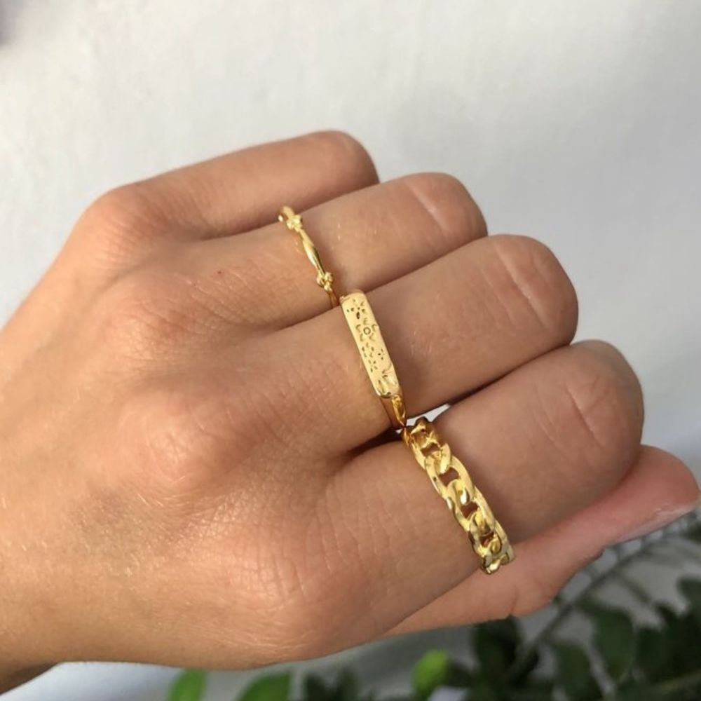 Vintage Flower Signet ring in het goud. Het materiaal is gemaakt van 14K gold op basis van brass.