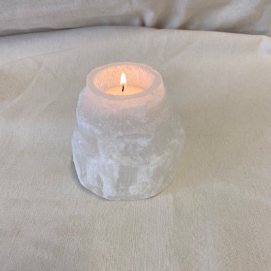 Seleniet waxinhouder in het wit in een ovalen vorm met laagjes.