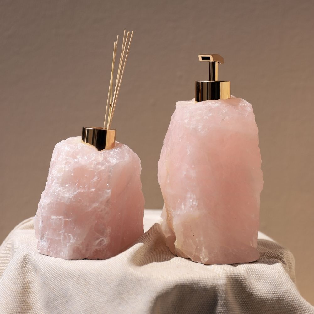Set Rozenkwarts diffuser en zeep dispenser met een goudkleurige dop.