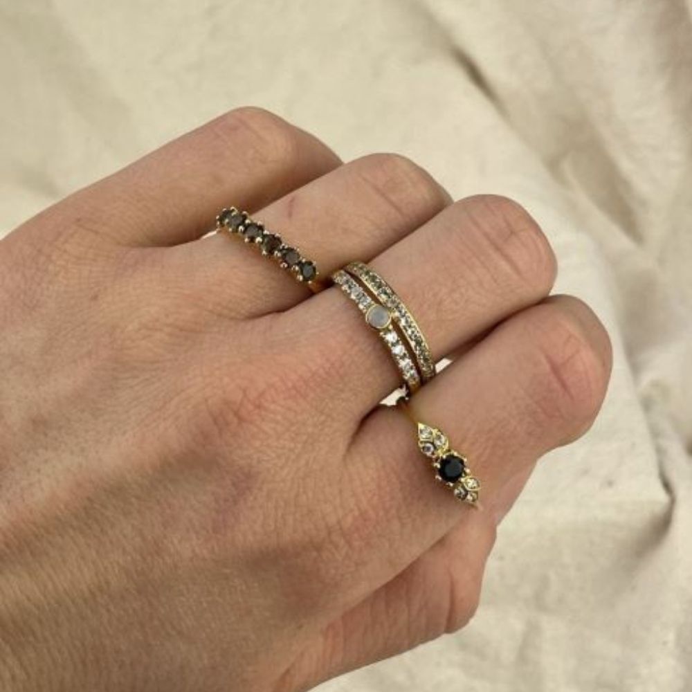 Prachtige gouden ring met 9 kleine Topaas steentjes. Wist je dat het dragen van Topaas liefde, voorspoed en geluk aantrekt