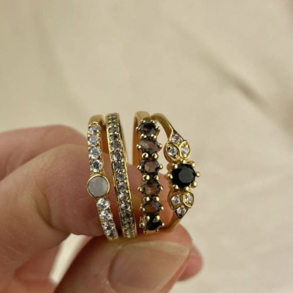 Prachtige gouden ring met 9 kleine Topaas steentjes. Wist je dat het dragen van Topaas liefde, voorspoed en geluk aantrekt