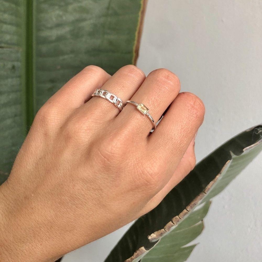 Zilveren baguette ring met een citrien edelsteen. Citrien is een zonnige en verwarmende steen. Het geeft energie, levensvreugde en moed
