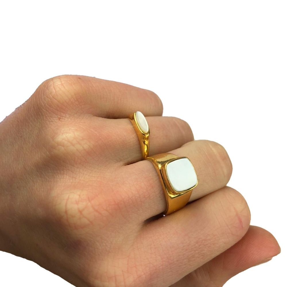 Deze zilveren ring van parelmoer is prachtig qua kleur. Parelmoer reflectie wendt het kwade af en beschermt je tegen gevaar. Het geeft je verlichting bij angst en verdriet.