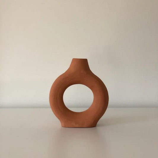 Handgemaakte terra vaas met ronde vorm