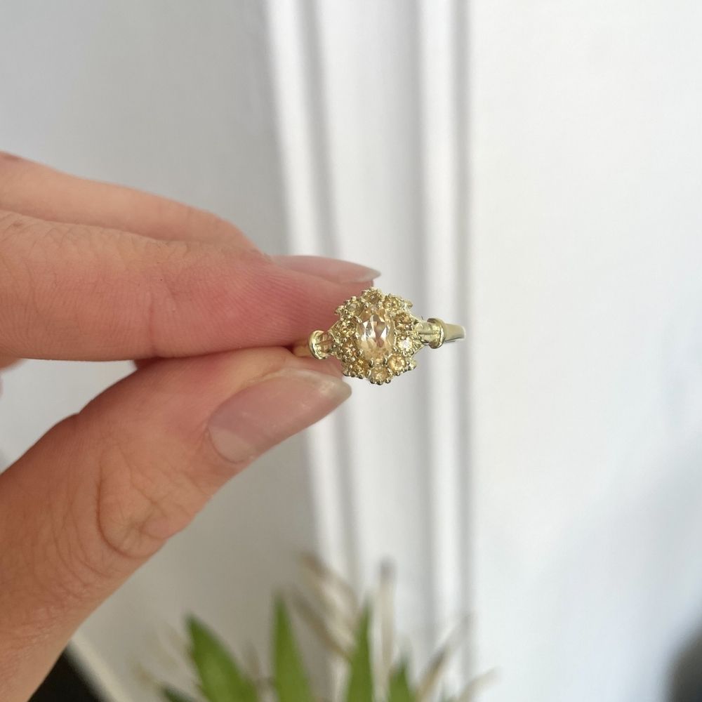 Vintage Citrine Flower Ring Gold. Citrien is een zonnige edelsteen en trekt geluk en voorspoed aan