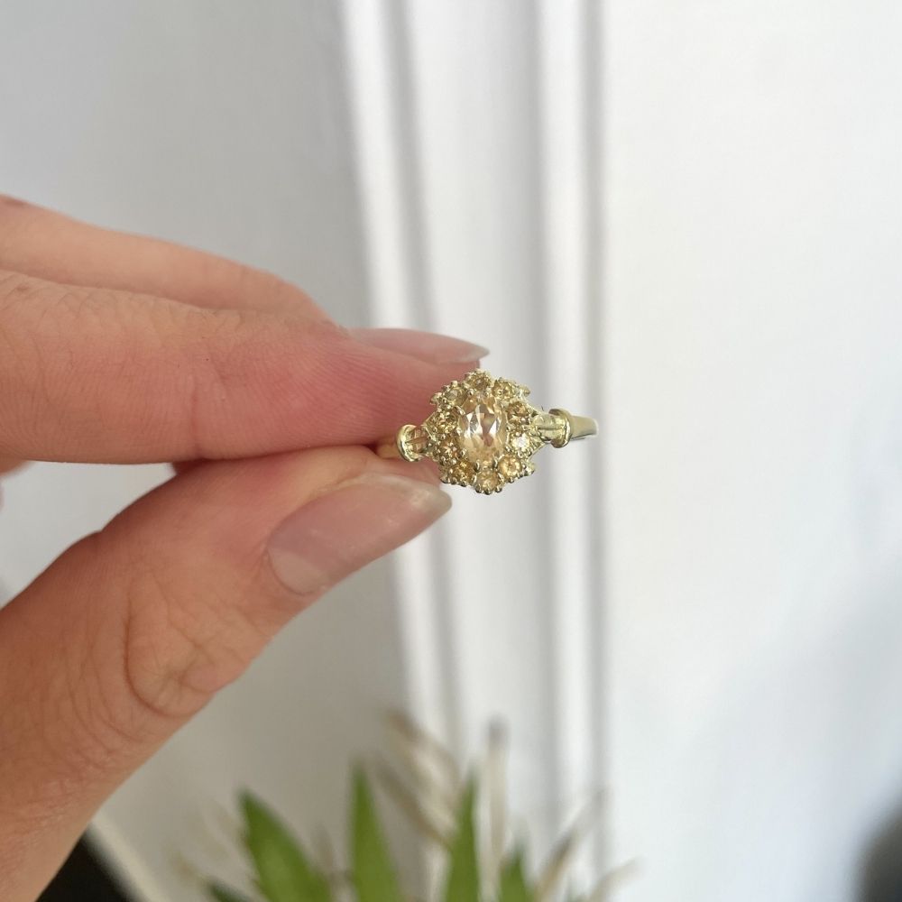 Vintage Citrine Flower Ring Gold. Citrien is een zonnige edelsteen en trekt geluk en voorspoed aan