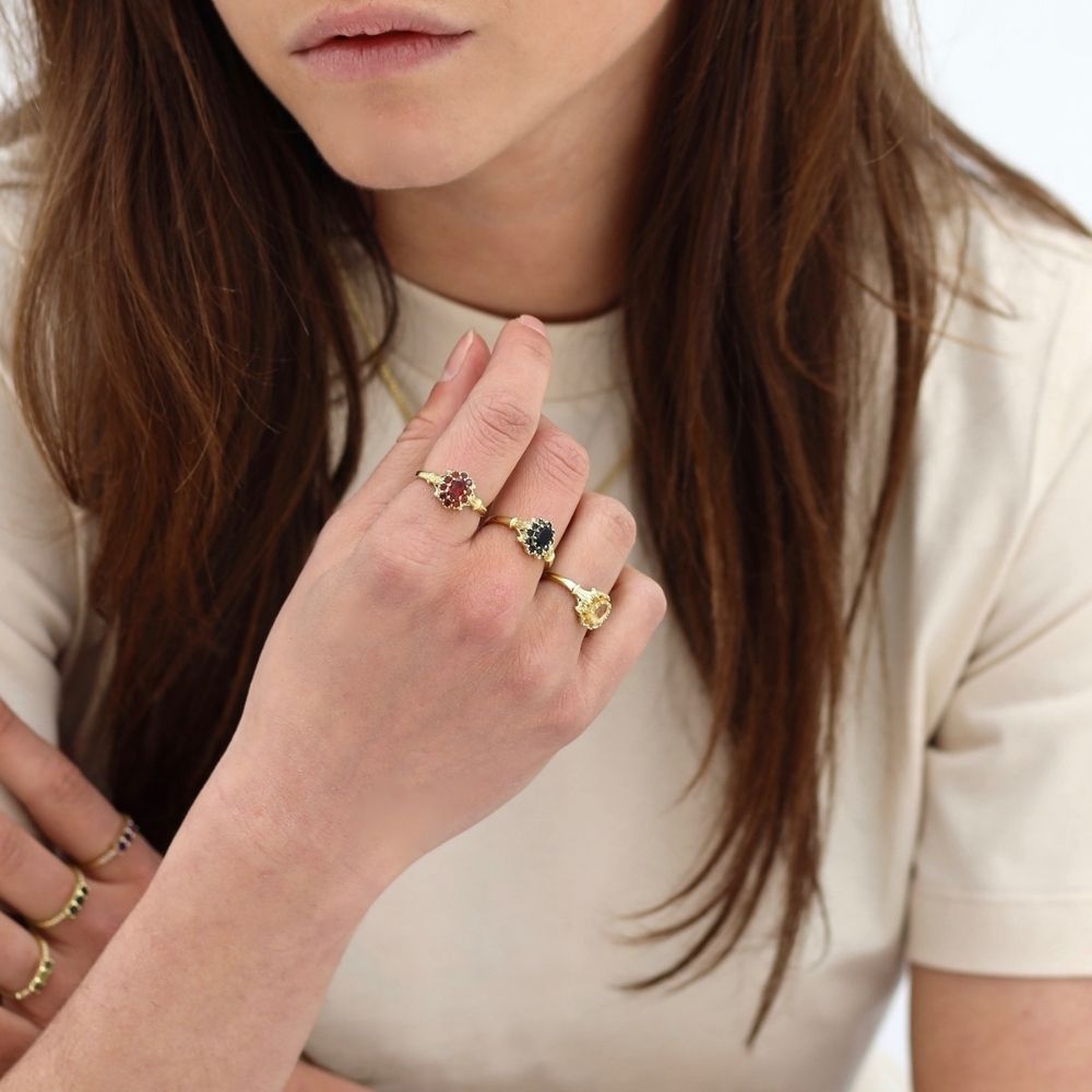 Vintage Citrine Flower Ring Gold. Citrien is een zonnige edelsteen en trekt geluk en voorspoed aan