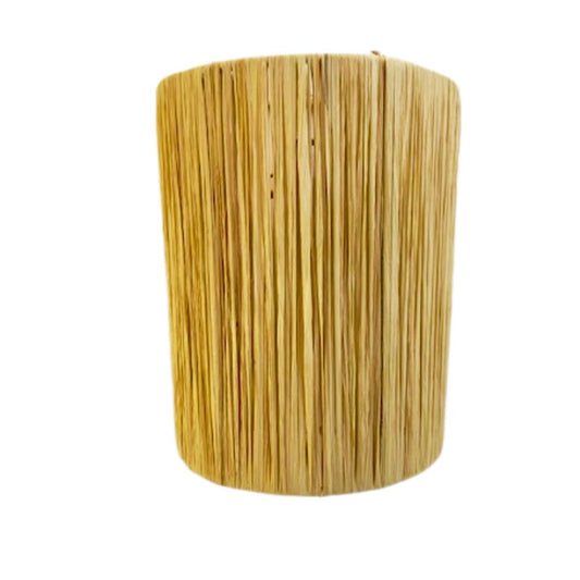 Wandlamp naturel gemaakt van raffia, het heeft een half-cylindrische vorm