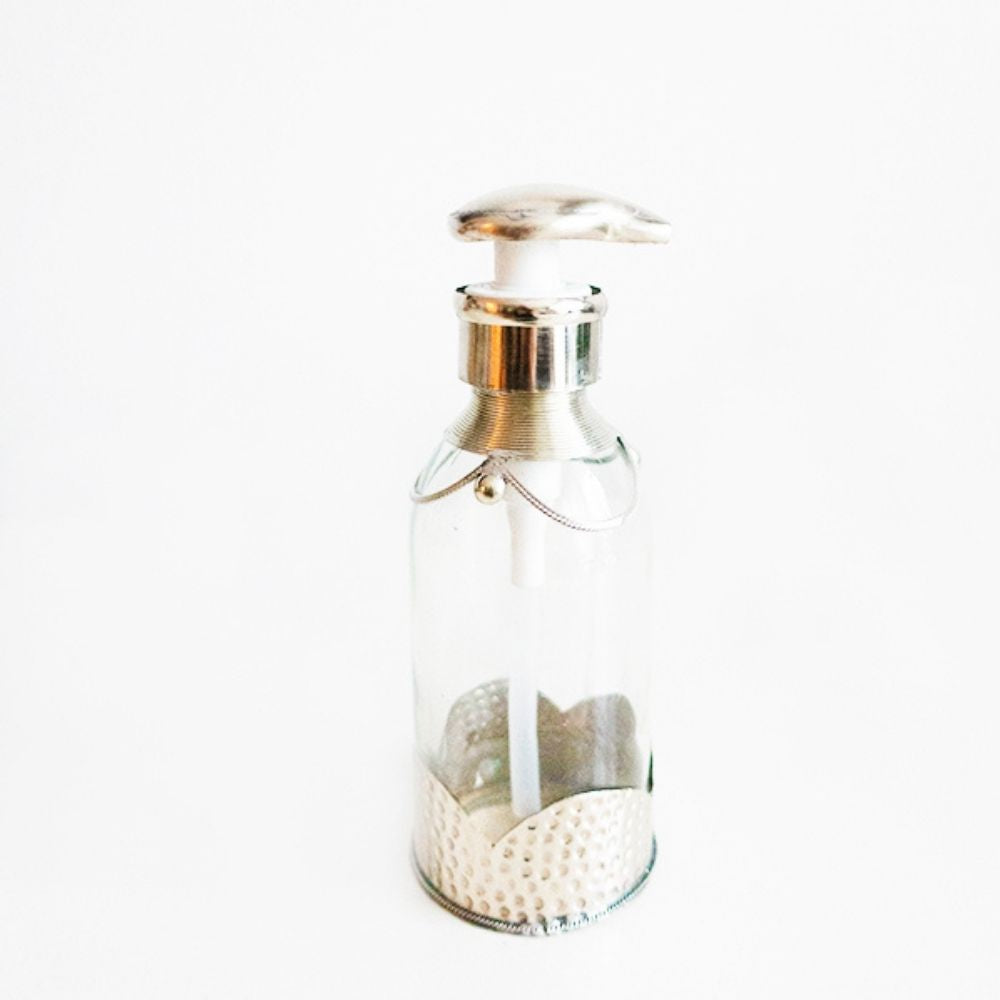 Handgemaakte decoratieve zeep dispenser in het zilver.