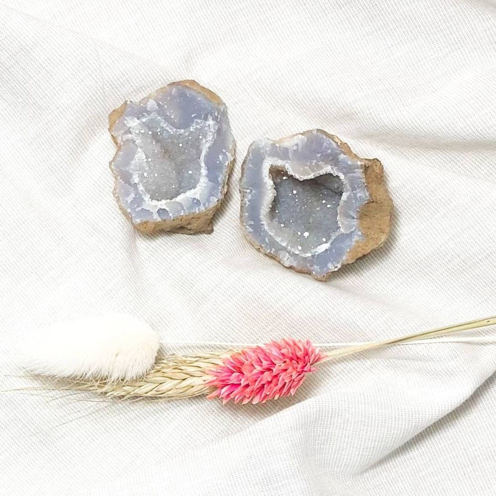 Agaat Geode die uit 2 stenen bestaat met daarin kleine bergkristallen. Een mooi symbolisch vriendschap cadeau.