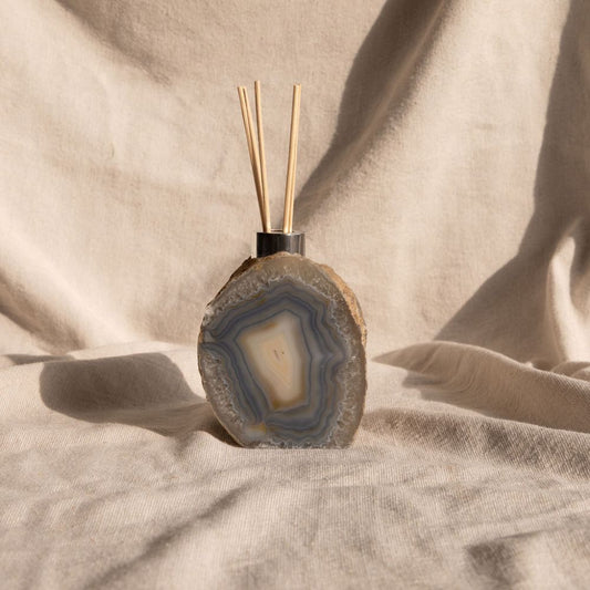 Agaat diffuser edelsteen met een mooie agaat tekening in het lichtgrijs met blauw en een zilveren dop.