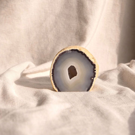 Prachtige Agaat edelsteen met aaan de binnenkant een opening met kleine bergkristallen