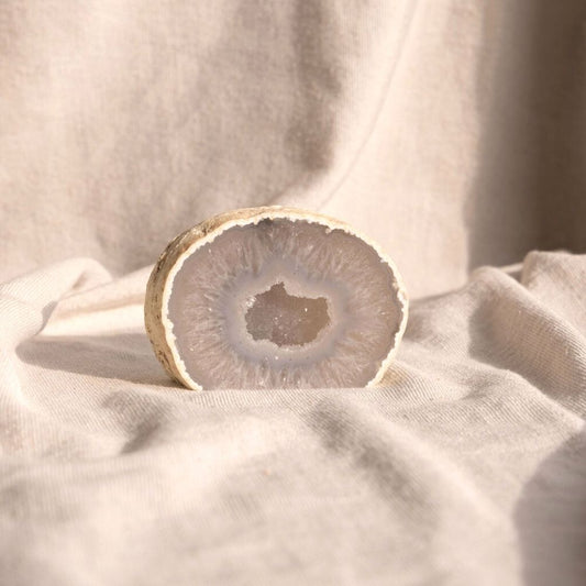 Prachtige ovalen Agaat edelsteen naturelkleurig met aan de binnenkant een opnening met kleine bergkristallem