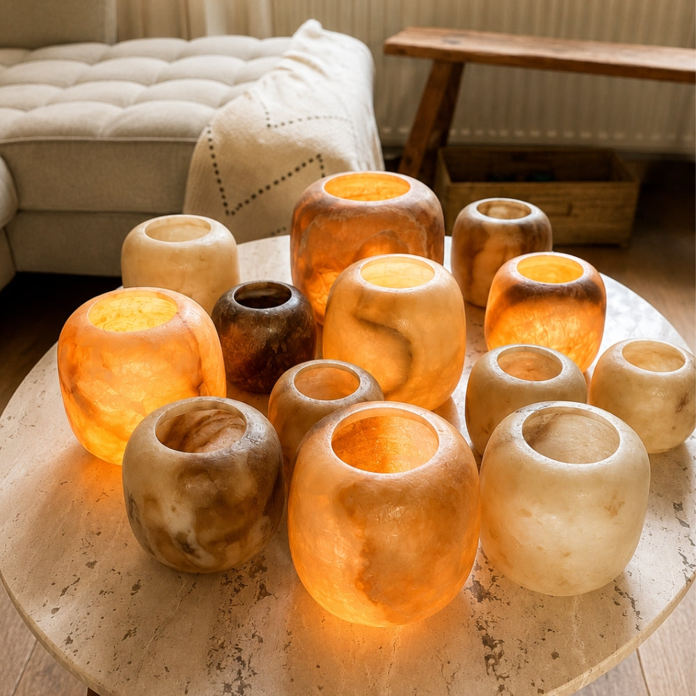 Alabaster waxinelichthouder bruin brandend in sfeer