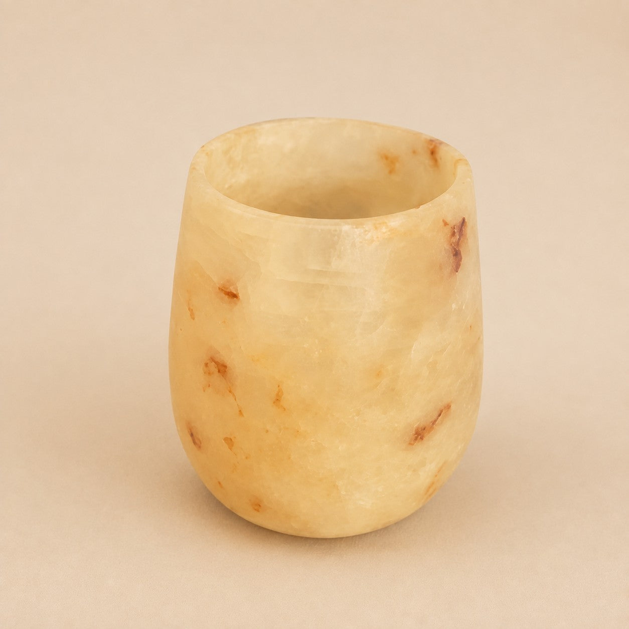 Handgemaakte alabaster druppel  natuursteen met gemarmerde aders