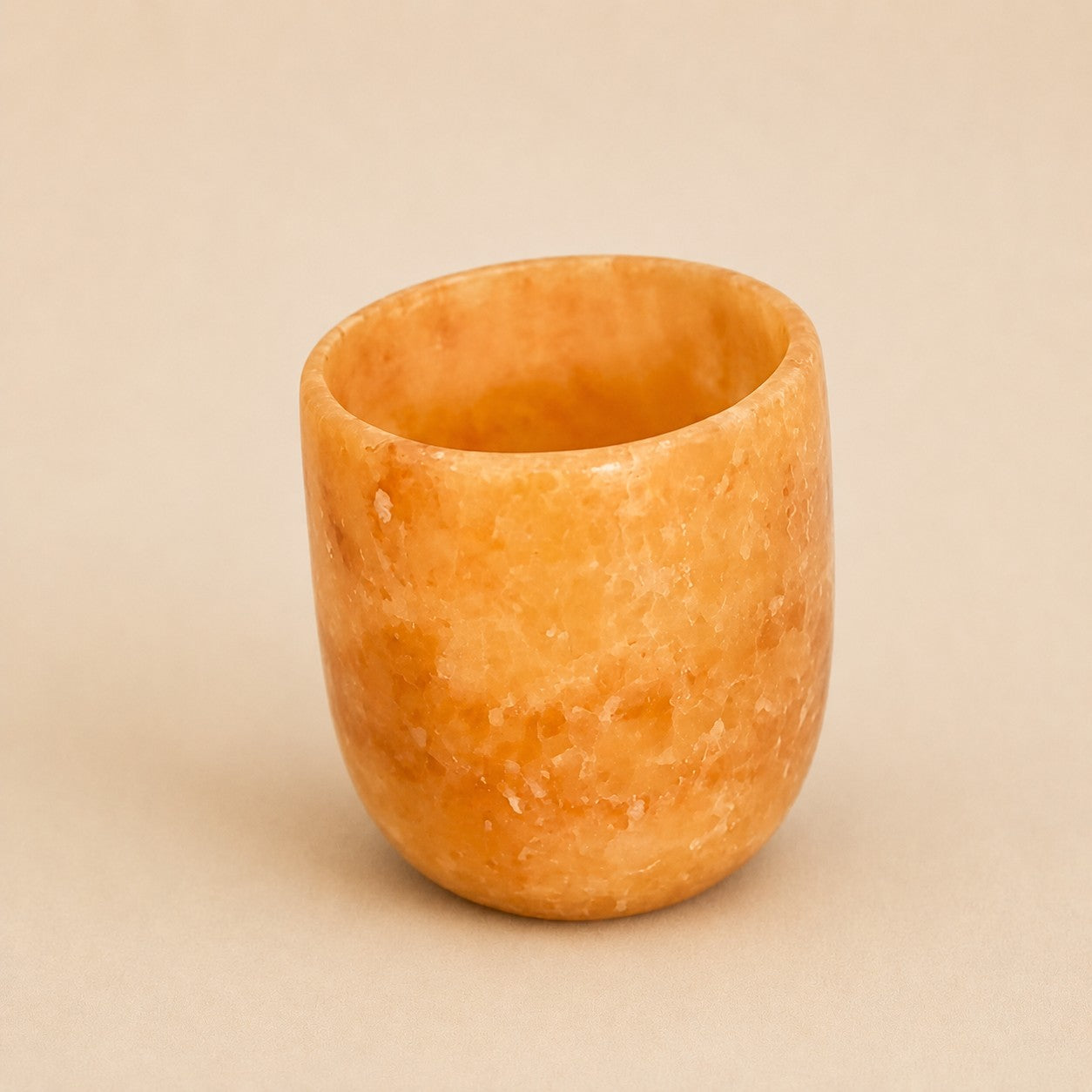 Bruine alabaster kaarsenhouder met warme gloed