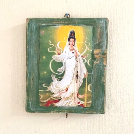 Sacred panel met een afbeelding van een godin met een witte jurk op een met de hand beschilderd groen paneeltje.
