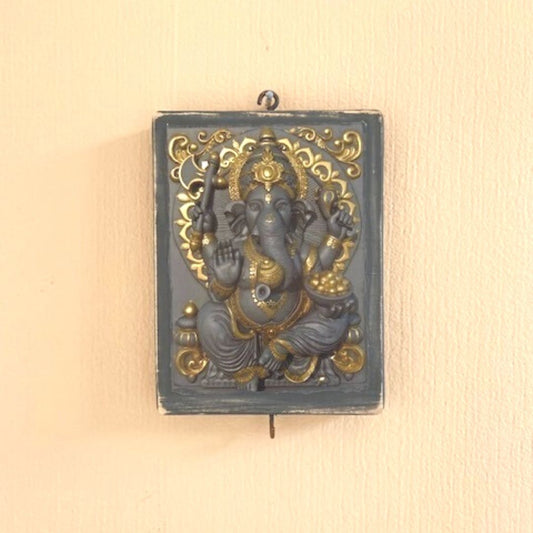 Sacred panel met een afbeelding van Ghanesh, met de hand beschidlerd op een blauwgrijs paneetlje.