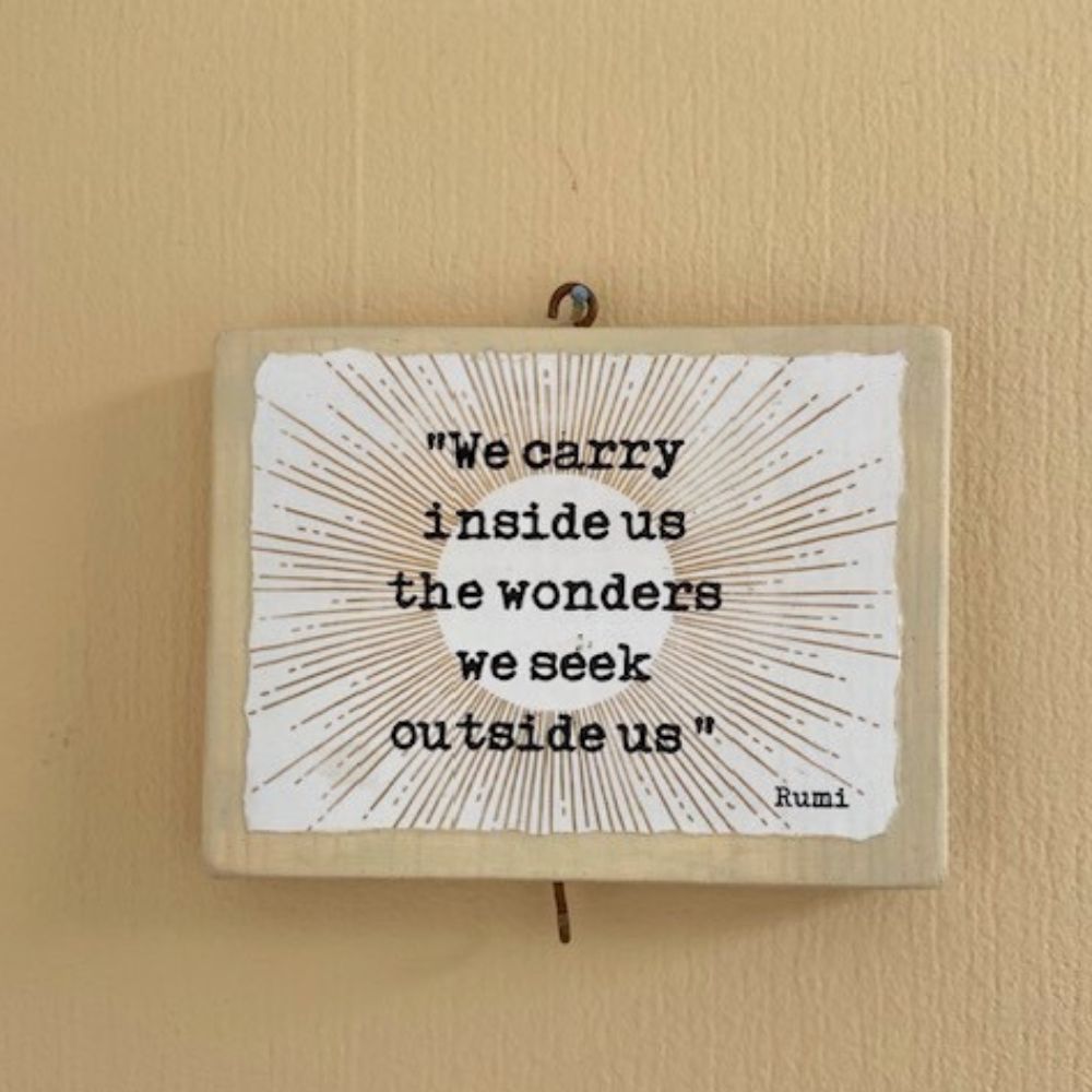 Sacred panel met een tekst van Rumi: we carry inside us the wonders we seek outside us. Met de hand beschilderd op een creme paneeltje