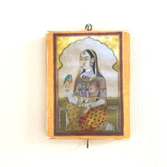 Sacred Panel vrouw met vogel, met de hand beschilderd op een okergeel paneeltje
