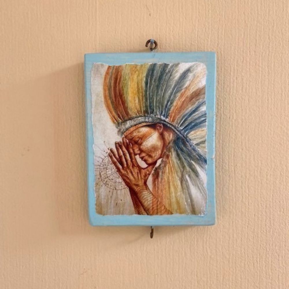 Sacred Panel Indiaan met de hand beschilderd op een lichtblauw paneeltje
