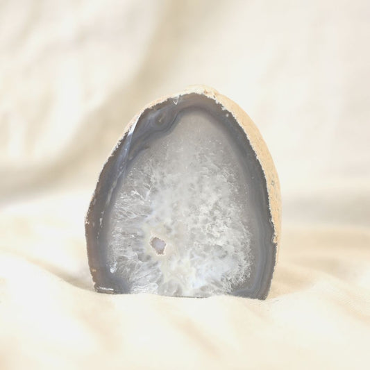 Agaat waxinehouder in het kristal met een grijsblauwe zijkant.