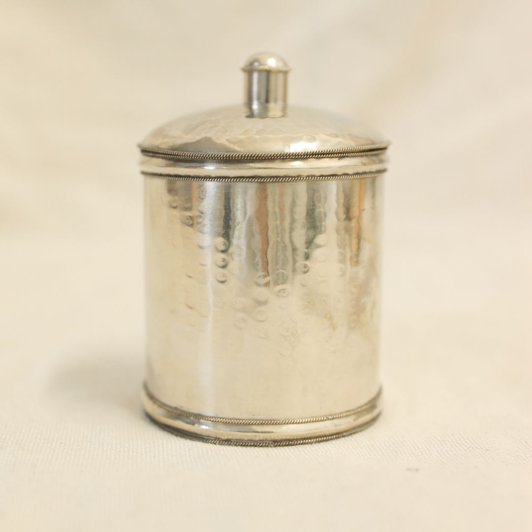 Opbergbox in het zilver met deksel van gehamerd metaal