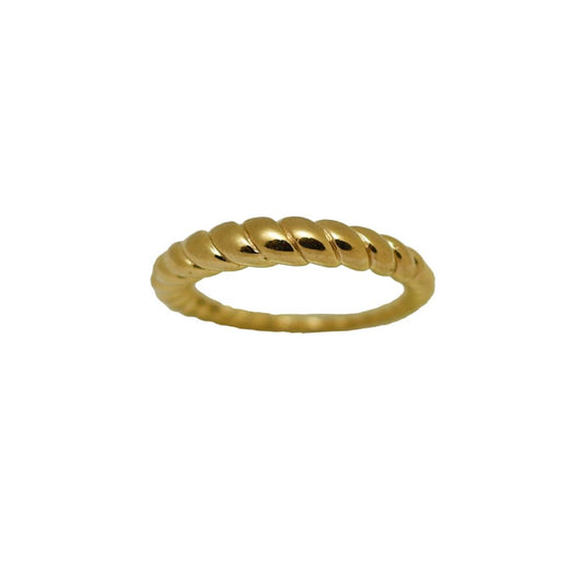 Croissant ring gemaakt van brass met 14K gold plating. 