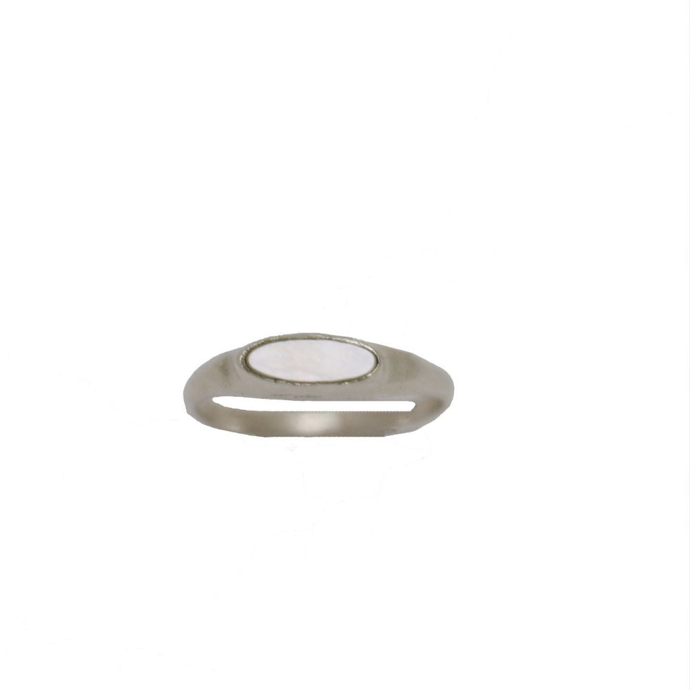 Deze zilveren ring van parelmoer is prachtig qua kleur. Parelmoer reflectie wendt het kwade af en beschermt je tegen gevaar. Het geeft je verlichting bij angst en verdriet. 