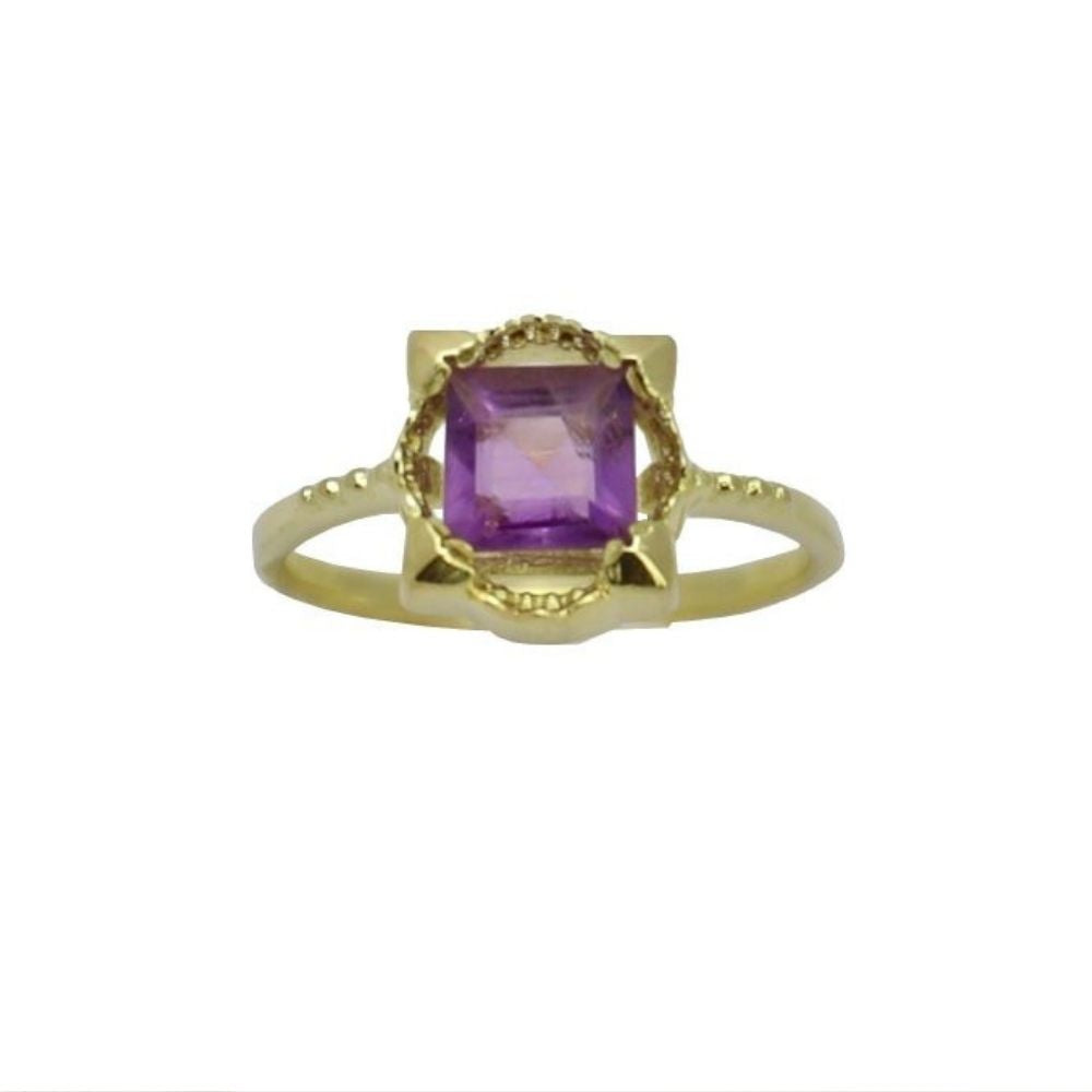 Deze prachtige gouden ring heeft een vierkante Amethist edelsteen. Leuk om te combineren met andere ringen voor je stack party.