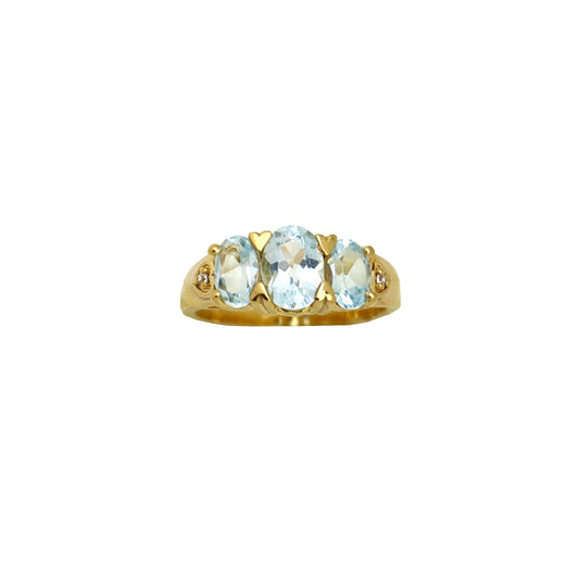 Deze gouden ring heeft bijzondere details zoals de kleine hartjes en heeft 3 ingelegde Topaas edelstenen. Het dragen van Topaas trekt voorspoed, liefde & geluk aan! 