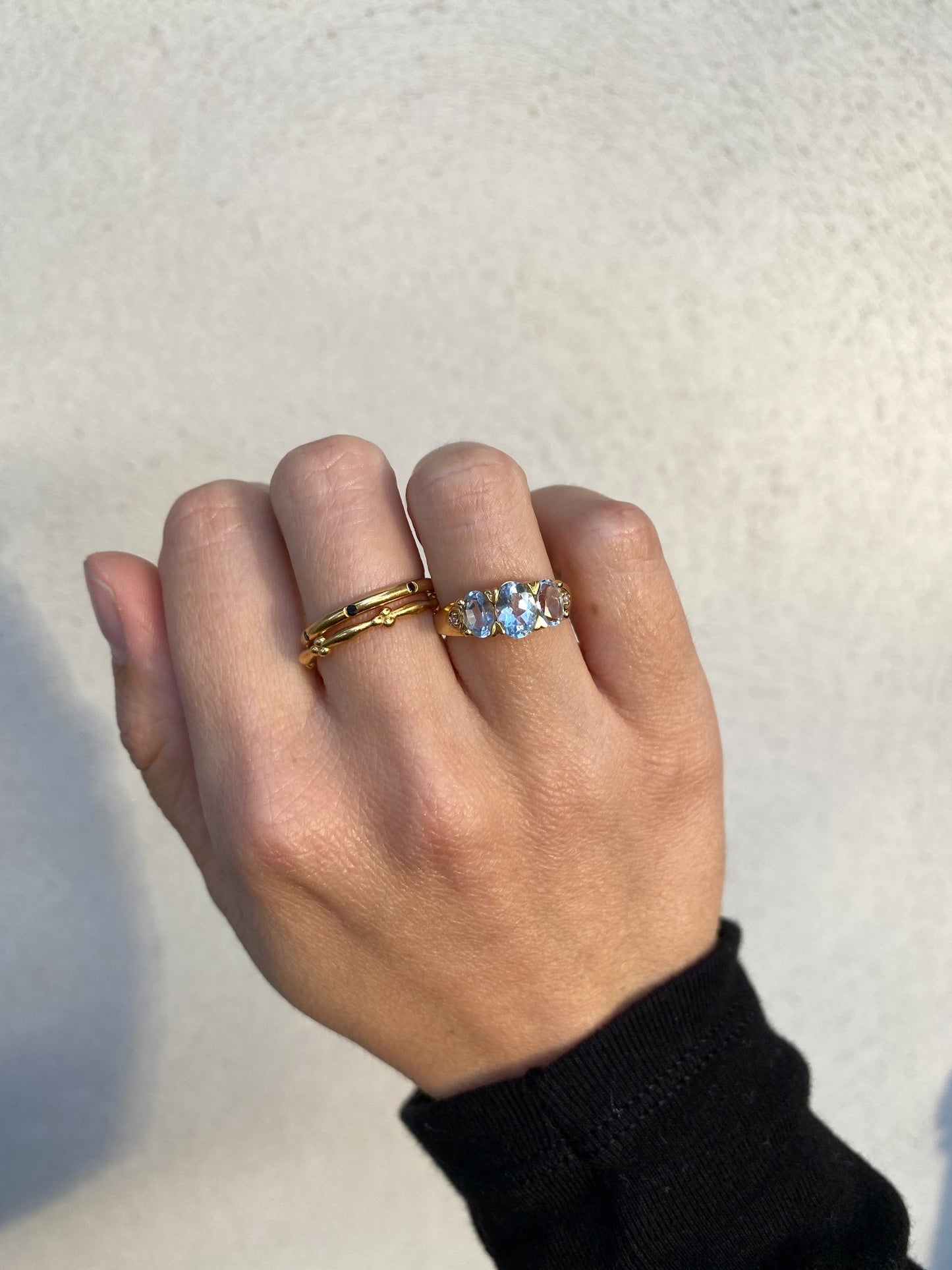 Deze gouden ring heeft bijzondere details zoals de kleine hartjes en heeft 3 ingelegde Topaas edelstenen. Het dragen van Topaas trekt voorspoed, liefde & geluk aan!